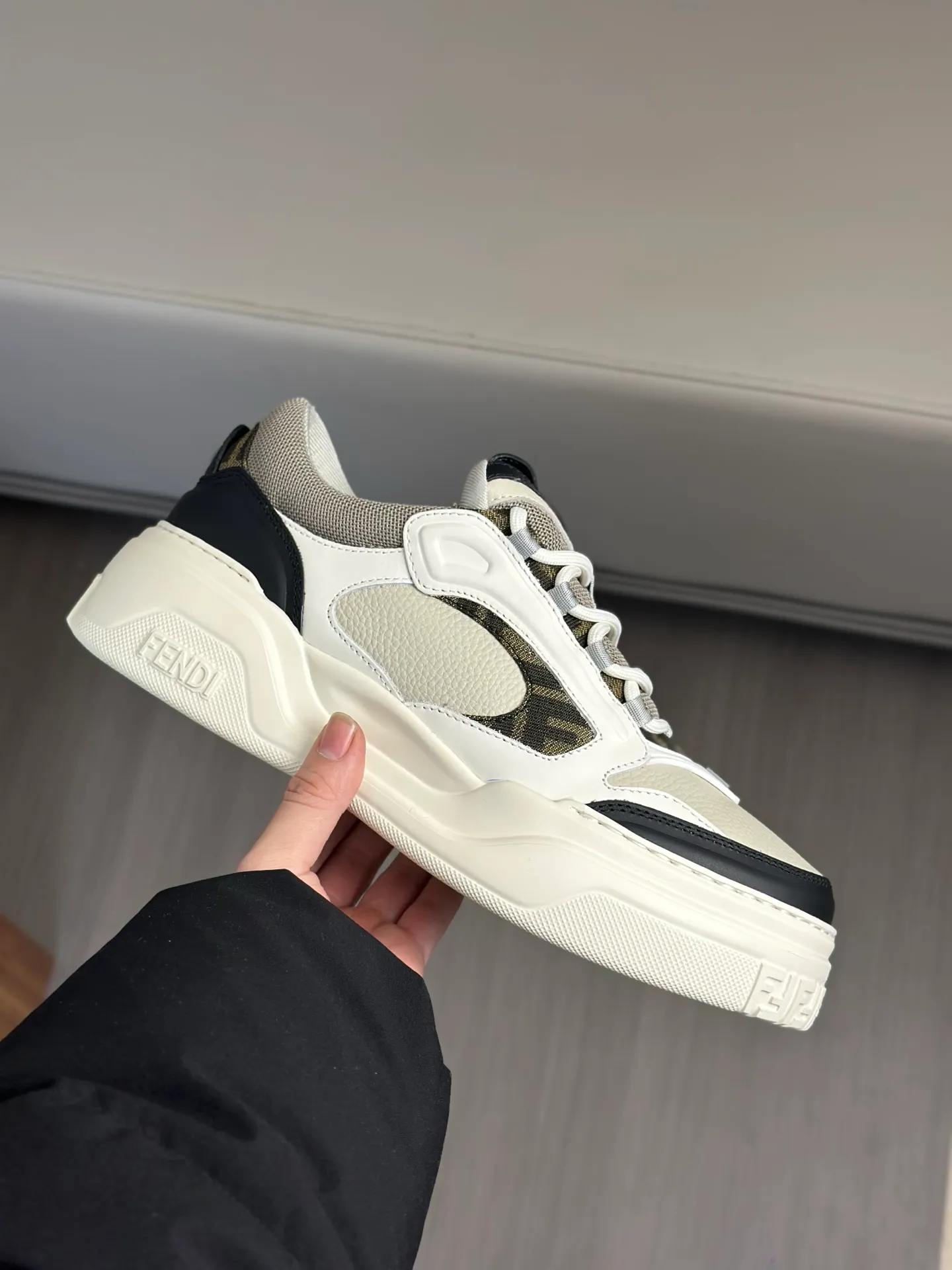 [FENDI] Fendi men's shoes 💰780💰 - High-end quality original casual sports shoes - Upper: Nappa calfskin, pebbled calfskin, tongue and heel; injection molded brand logo plastic module - Lining: brand canvas - Outsole: ultra-light T men's shoes 💰R foam rubber; molded outsole - Super high quality control, fine workmanship: highlighted (high-end, luxury, grade) -Size :39-44 (38, 45, can be customized)